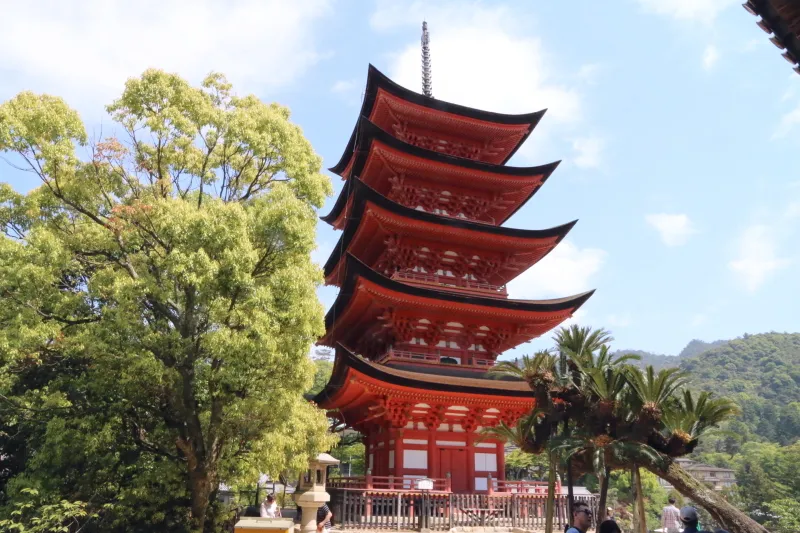 千畳閣の横に建てられている高さ２７ｍ、厳島神社の五重塔 