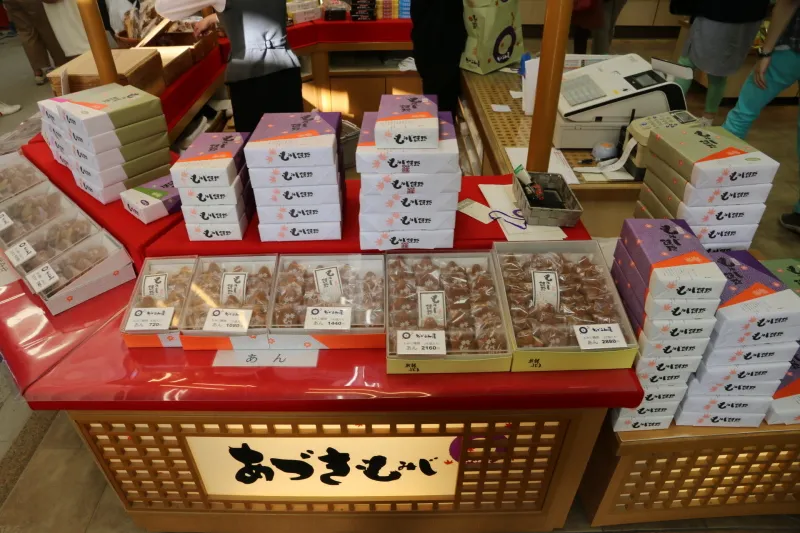 広島名物の「もみじ饅頭」を販売するお土産ショップ 