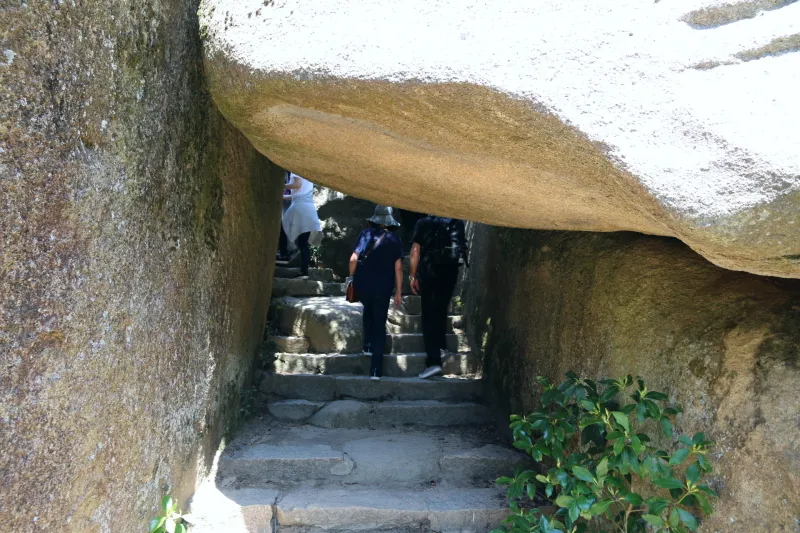 くぐり岩と名付けられている巨石のトンネル 