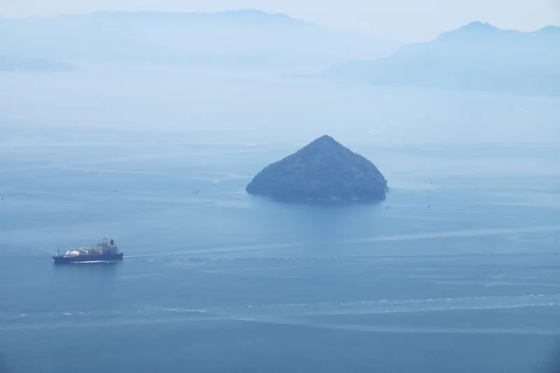 丸く尖った形が特徴となっている小黒神島 