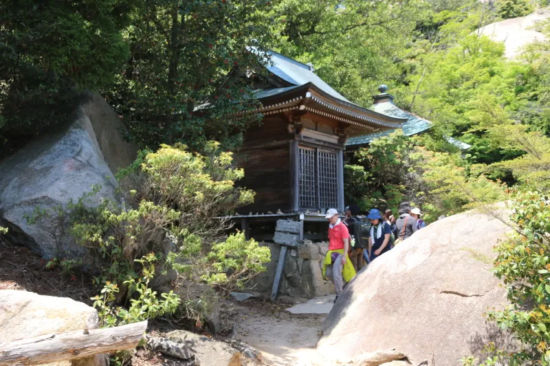 山頂付近にはお堂が立ち、弘法大師修行の地と伝わる場所 
