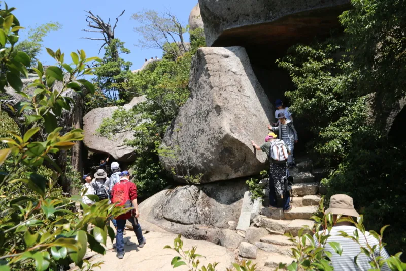 山頂周辺は巨石も横たわり、観光スポットの一つ 