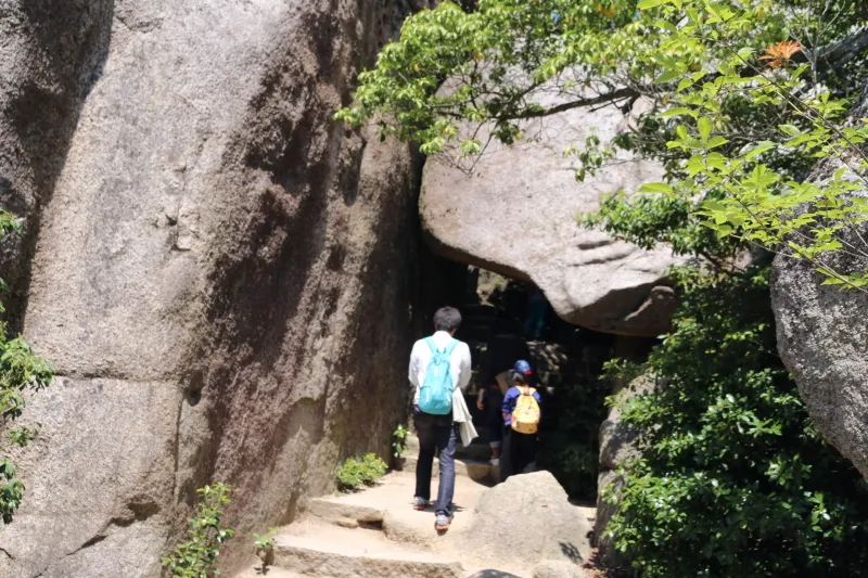 自然が造り出した巨石トンネルのくぐり岩 