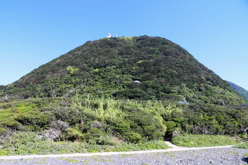 山の上に白く小さく見える室戸岬灯台 