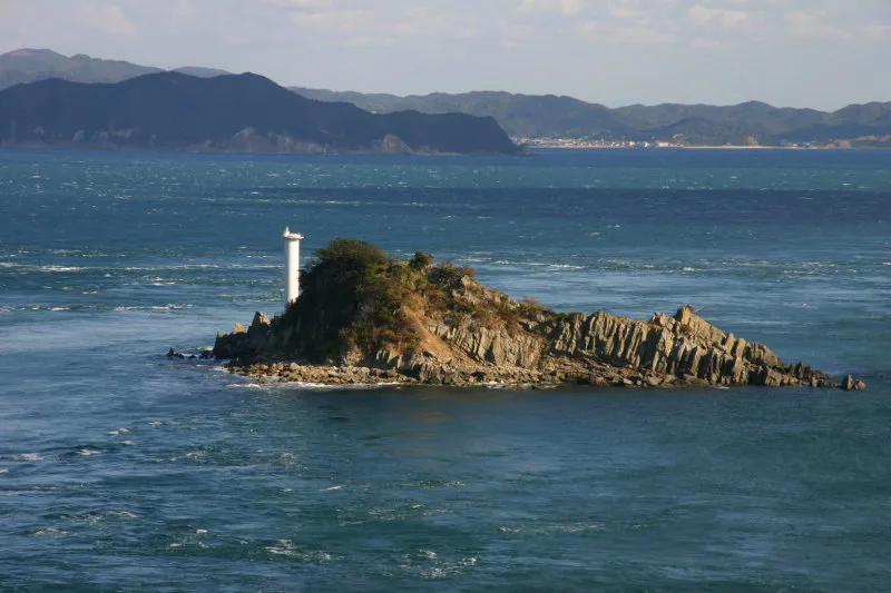展望台から１ｋｍ沖合に浮かぶ貴重なイブキが自生する飛島 