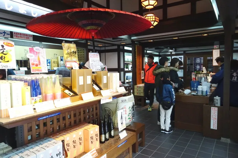 「金陵」の様々な日本酒が並ぶ、お土産ショップ 
