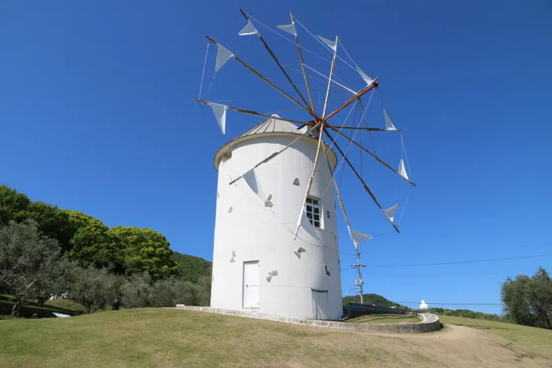 人気の撮影スポットとなっているギリシャ風車 