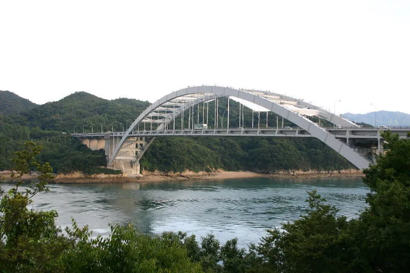 急流で有名な鼻栗瀬戸に架かる大三島橋 