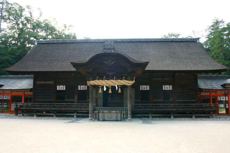国の重要文化財に指定される１４２７年再建の拝殿 