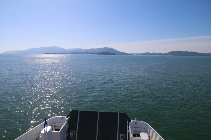 屋上デッキから見た瀬戸内海に浮かぶ小豆島の全景 