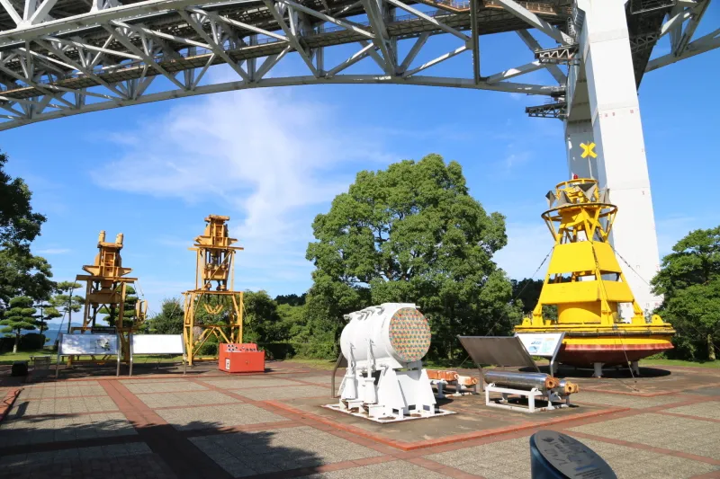 公園の片隅に様々な機材の並ぶ架橋機器展示広場 