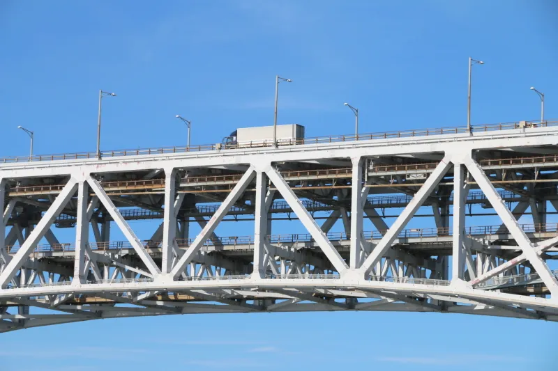 橋の上段部分は車両が走行する瀬戸中央自動車道 