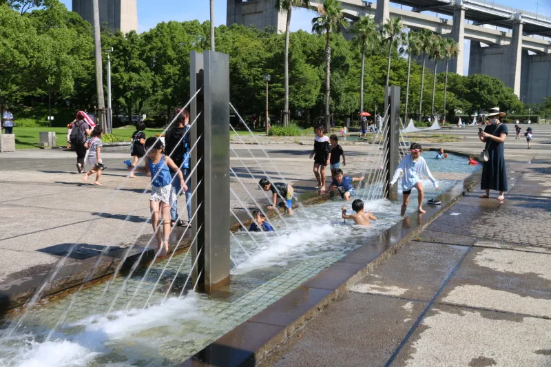 夏には水遊びを楽しむ姿も見られる子どもたちの憩いの場 