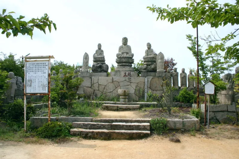 五百羅漢の石仏が造られている白滝山の山頂 