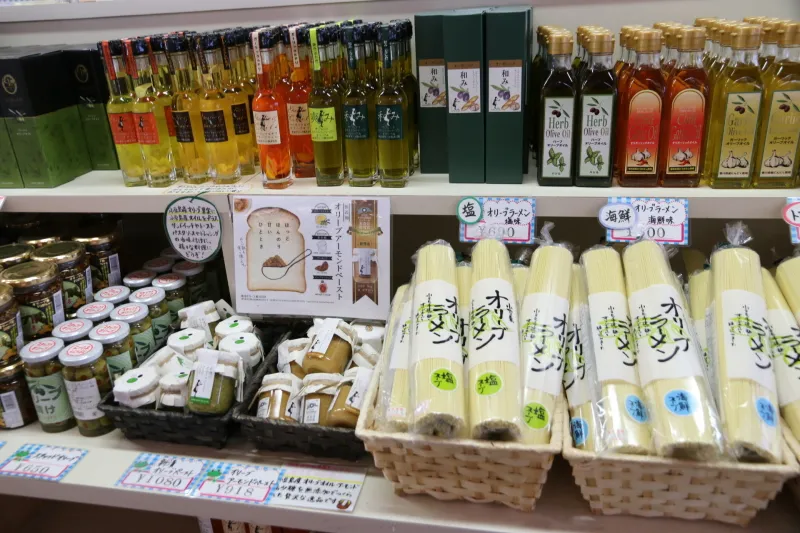 小豆島の特産品となっているオリープオイルの販売コーナー 