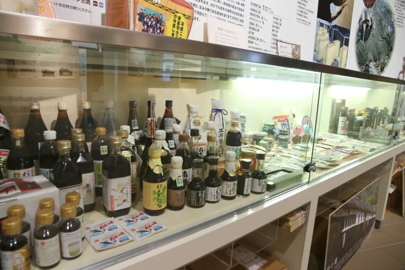 オリーブオイルや醤油など小豆島の特産品を展示 