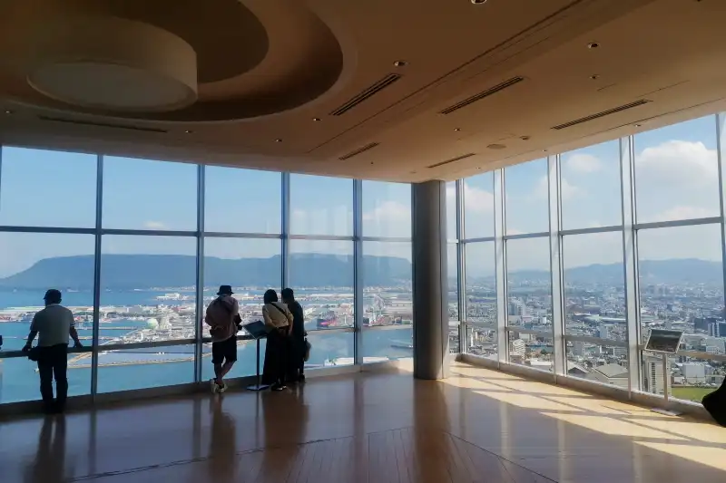 高松シンボルタワーの３０階にある無料の展望フロア 