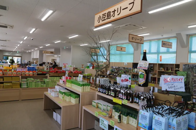 小豆島の特産品となっているオリーブオイルの販売コーナー 