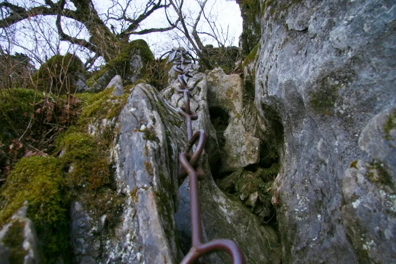 サクリが岩場の上から垂れ下がる鎖の行場 