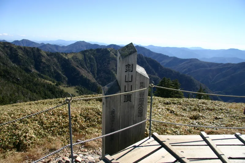 ３６０度の景色が眺められる剣山の山頂 