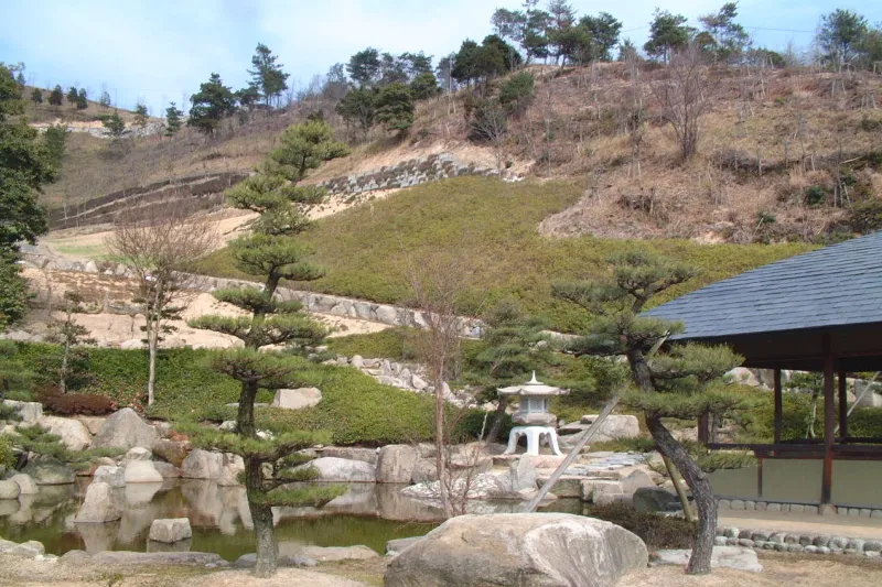 池や岩が配置される日本庭園もあり、遊歩道を歩きながら散策が可能 