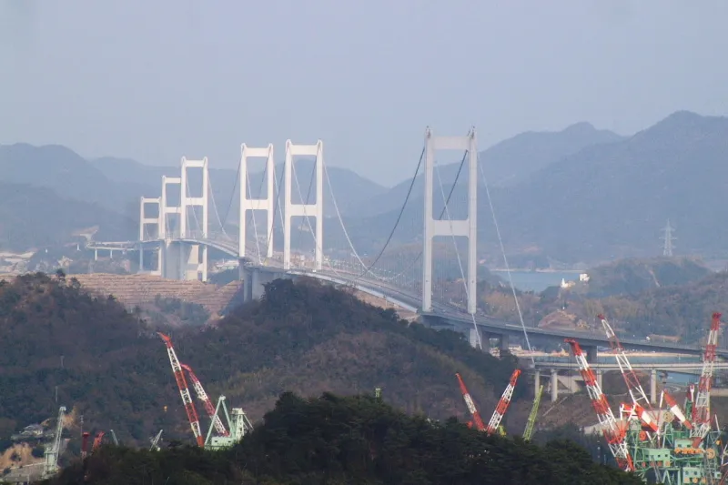 来島海峡大橋の主塔は白く、全長４１００ｍの吊り橋 