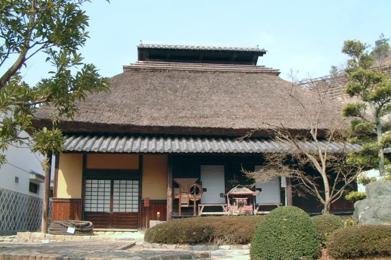 江戸時代の民家を移築して様々な展示を行う歴史民俗資料館 
