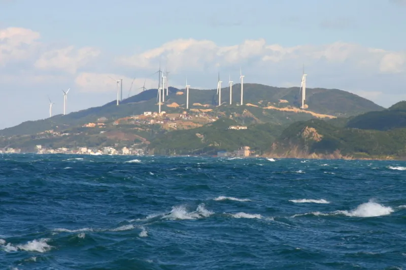 淡路島の山の上にたくさん見える風力発電 