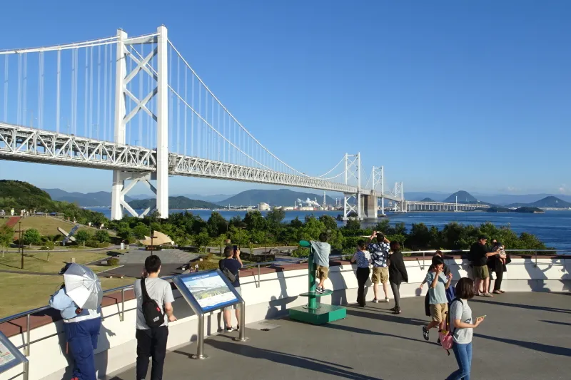 瀬戸大橋が目の前に眺められる展望スポットとして有名 