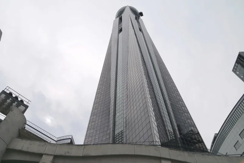 ビル４０階建てに匹敵する、全面ガラスの美しい展望タワー 