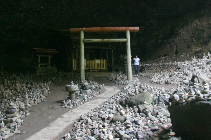 洞窟内では祈願のためにたくさん積まれている河原の石 