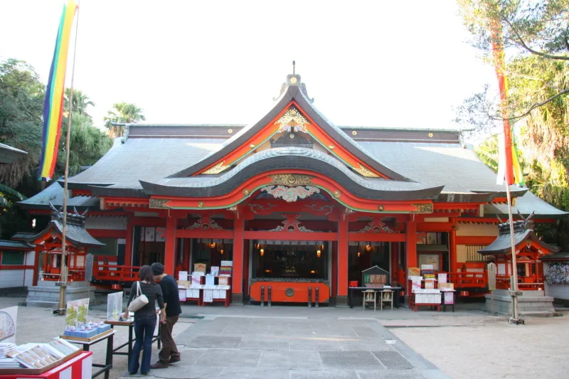 火災で焼失後、再建された青島神社の拝殿 