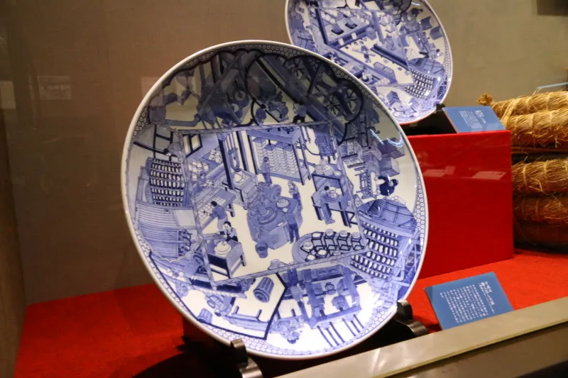 伝統的工法と近代化工法で作られた染付有田皿山職人尽し絵図大皿 