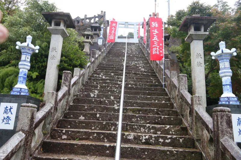 石段を上った小高い場所に立つ陶山神社 