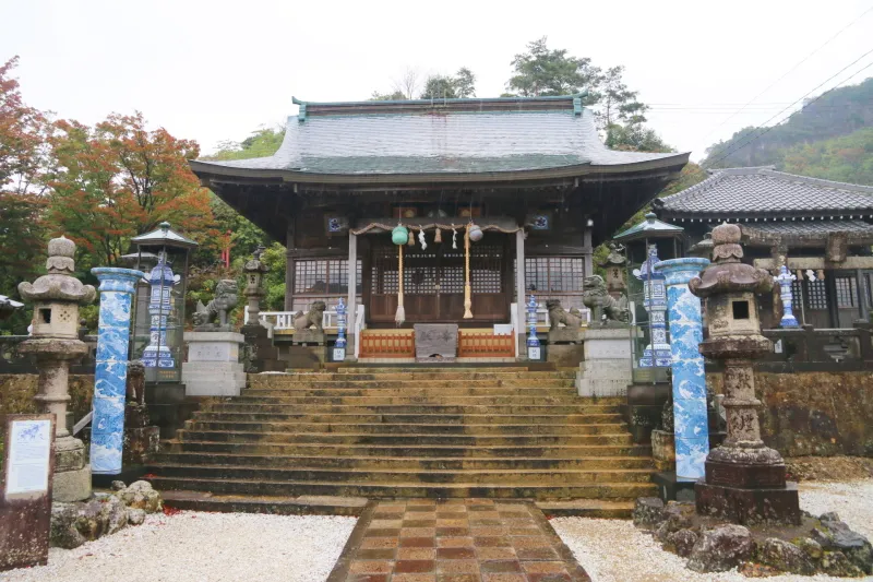 江戸時代から様々な有田焼が奉納されていることで有名な神社 
