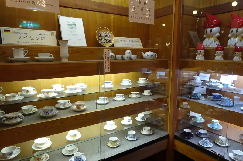 ドイツや中国の陶磁器が並ぶ、展示コーナー 
