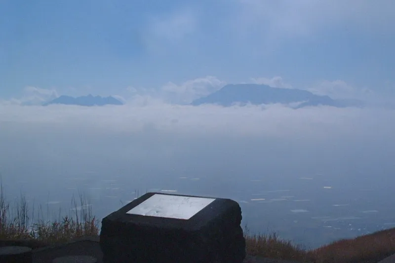 南方向に見える阿蘇山 高岳（右）と根子岳（左）