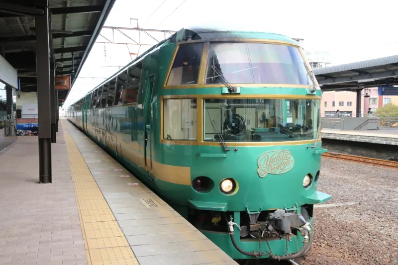 博多と湯布院を結ぶ観光列車、特急「ゆふいんの森」 