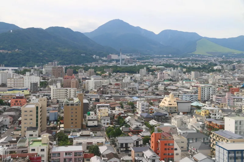 別府市内の街並みが一望でき、その奥に見える山は鶴見岳 
