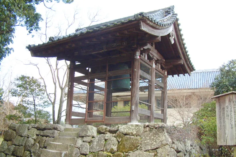 静かにたたずむ日本最古と言われる国宝の梵鐘 