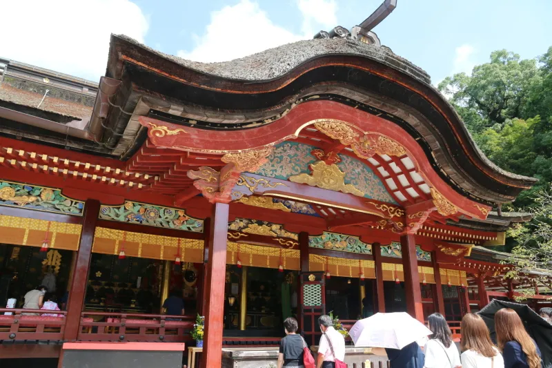 本殿は桃山時代の豪華絢爛な装飾が施された五間社流造り 