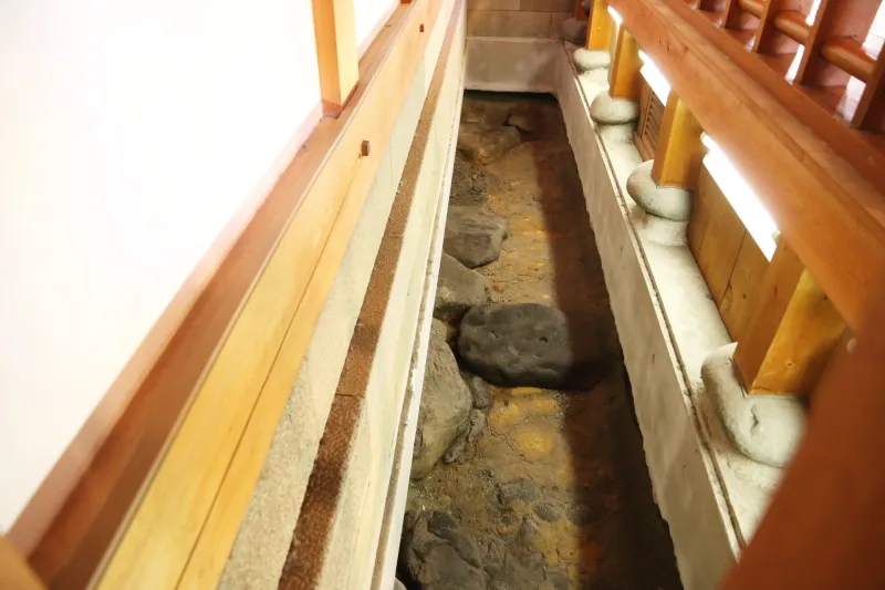 一番蔵の床下では発掘された遺構を見学可能 