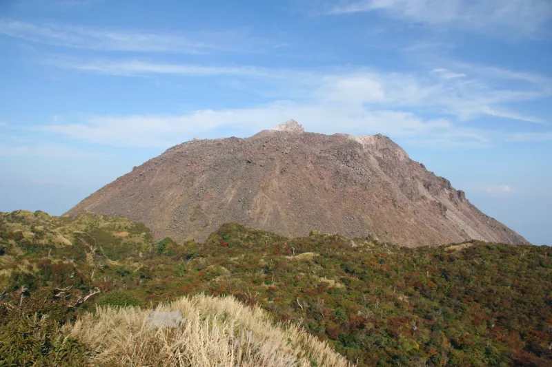 粘りの強い溶岩が盛り上がって形成された平成新山 
