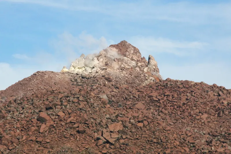 平成新山の一番高い所に見える噴煙の上がる溶岩ドーム 