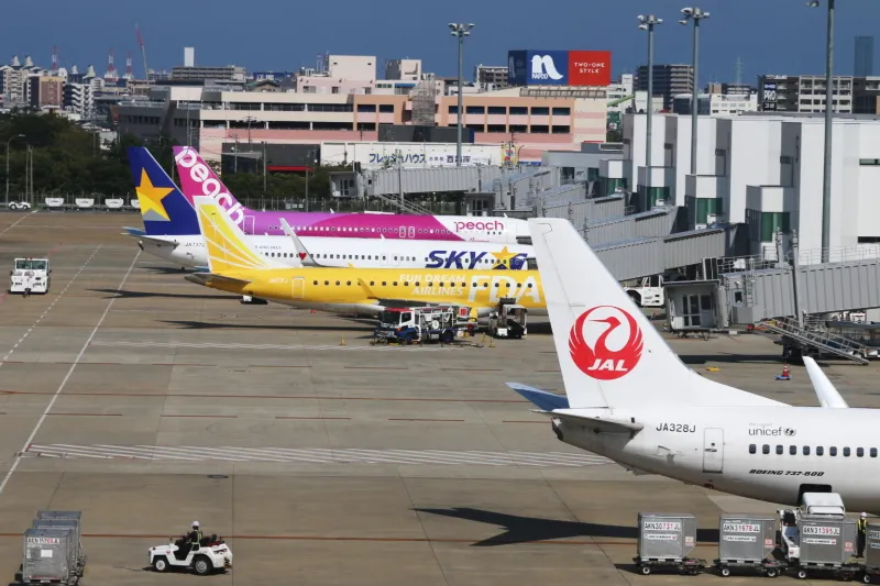 日本国内の空港をつなぐ各社の飛行機が駐機する光景 