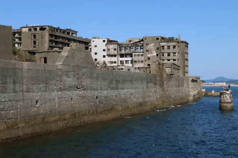 桟橋の周辺に見られる要塞のような高く強固な堤防 