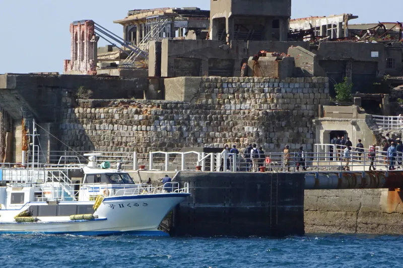 桟橋の奥に見える石積みは世界遺産に登録されている護岸 