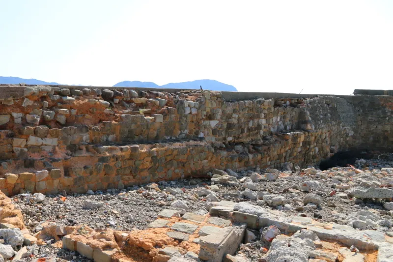 この強固な石材の護岸が世界遺産に登録された対象物 