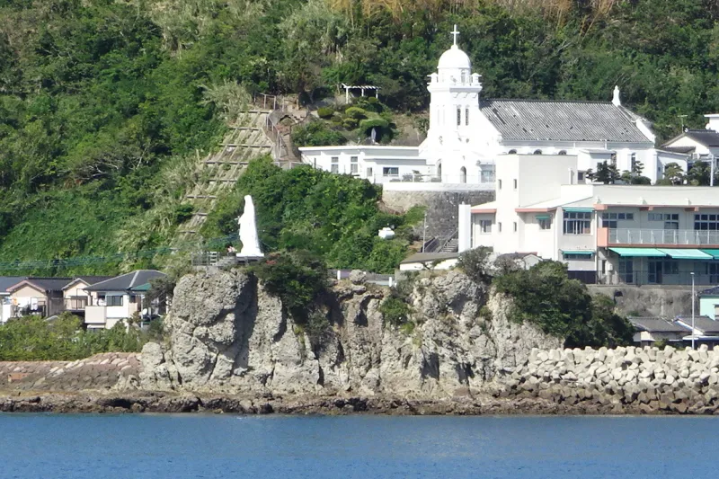 岩の先端に神々しく立つマリア像で有名な神ノ島教会 