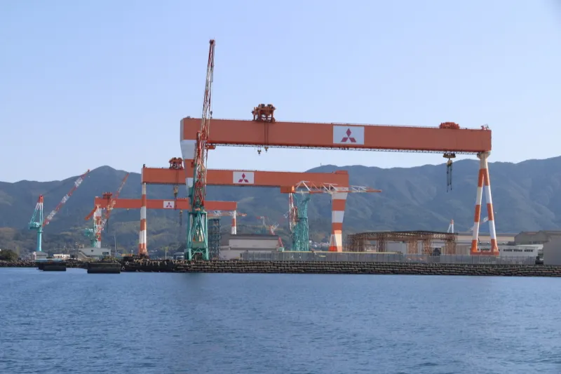 国内最大の吊上能力を誇る三菱重工１２００トン造船クレーン 
